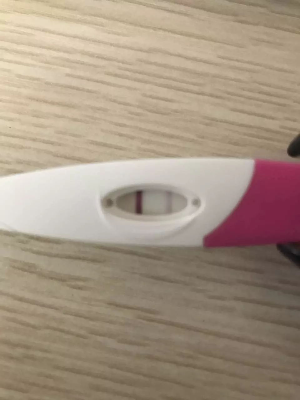 1、验孕棒一深一浅怀孕几率大不大:什么原因会导致验孕棒测试不准