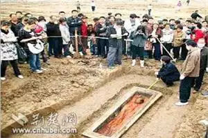 1、关羽墓出土后尸骨照片:关羽墓，墓中惊现两具女尸，究竟是怎么回事？