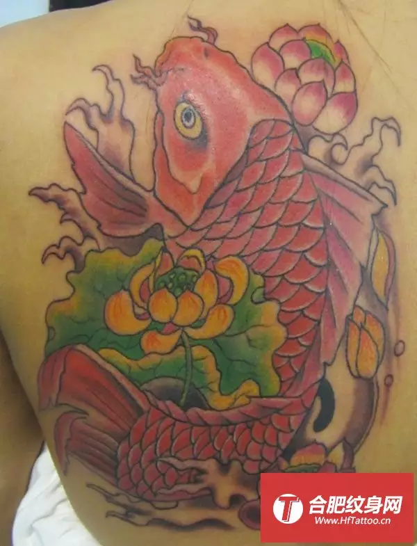 3、好看的胸口鲤鱼纹身:鲤鱼纹身纹上没事吧？
