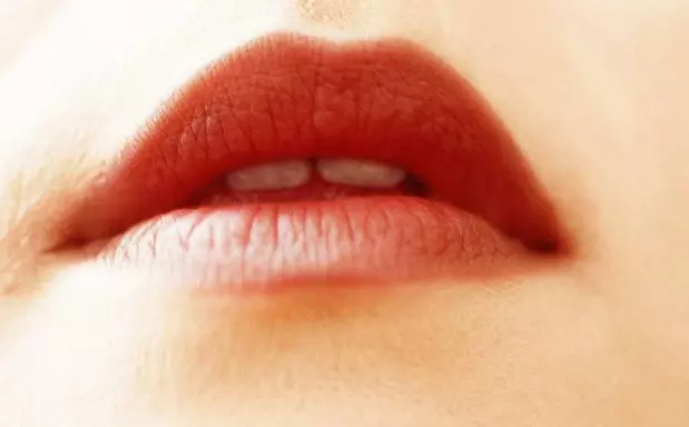 3、女人上唇薄下唇厚代表什么:嘴唇上薄下厚的女人