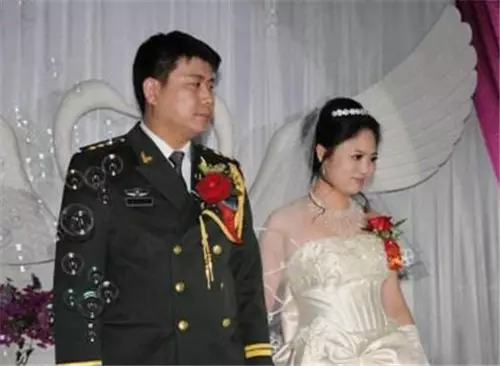 2、军人结婚配偶荣誉金:嫁给军人都有哪些补贴