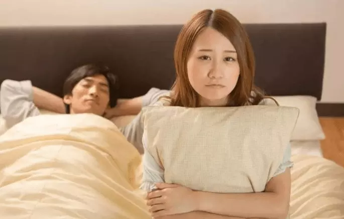 1、一个男人和她喜欢的女人睡在一起既然硬不起来是什么问题啊?