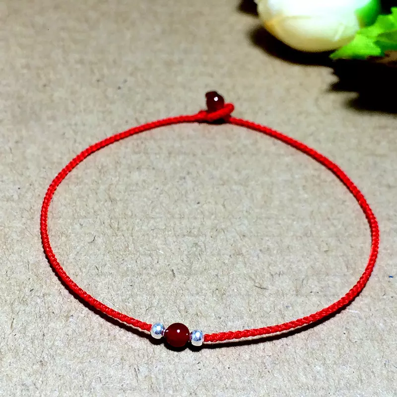 3、2根红绳转运珠手链编法:女士转运珠手链用什么颜色的绳子编
