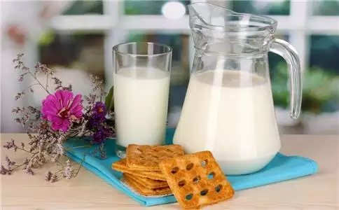 2、坚持一个月喝纯牛奶会有什么变化:把纯牛奶当水喝会有什么影响和效果?