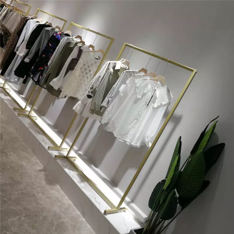 3、服装店取名 主要销售 Dior杰克琼斯 接近风格的之类的服饰