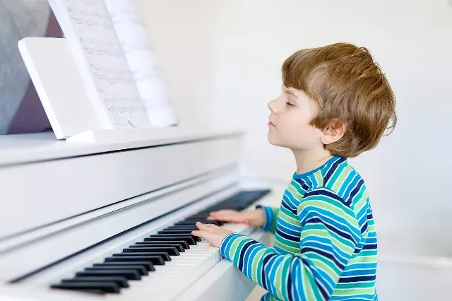 3、千万不要让孩子学钢琴:没有购置钢琴的家庭可以让孩子学钢琴吗？