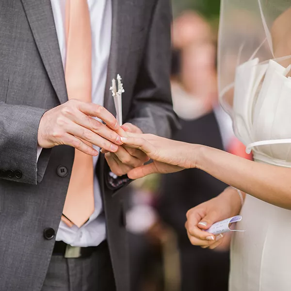 9、网上的婚姻靠谱吗:婚姻家庭师就业前景怎么样？