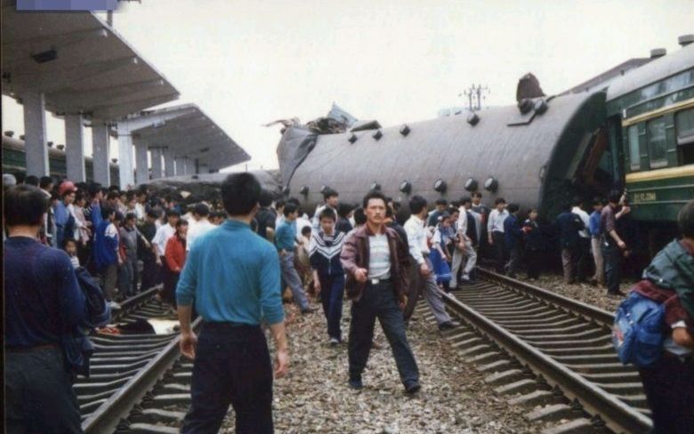 1997年荣家湾车站事件：两人违规操作，致火车相撞，126人遇难