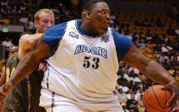 街球界鼎鼎有名的胖子！拥有227公斤体重却和欧文一样灵活