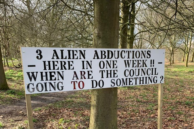 英国森林挂着一块神秘牌子，上面写着一周内有三人被外星人绑架（与外星人对话）