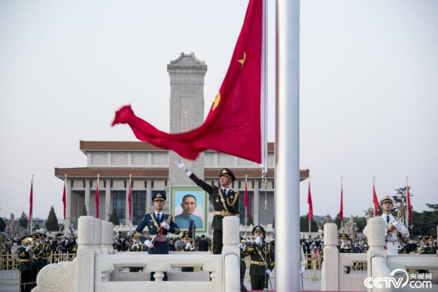 北京天安门广场举行升国旗仪式