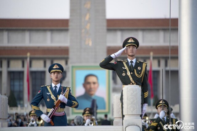 北京天安门广场举行升国旗仪式