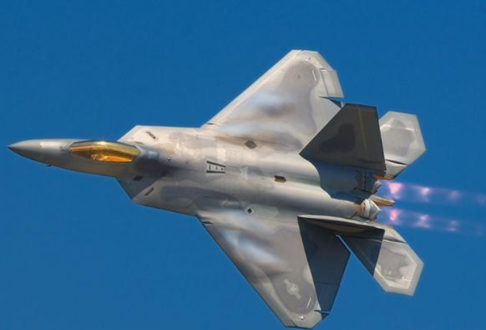 美媒公布2021年世界十大最强战机，F-35排第二，苏-57力压歼-20