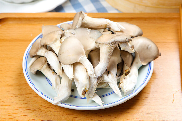 炸蘑菇，不能清洗直接炸？大厨分享2个妙招，金黄酥脆，比肉还香