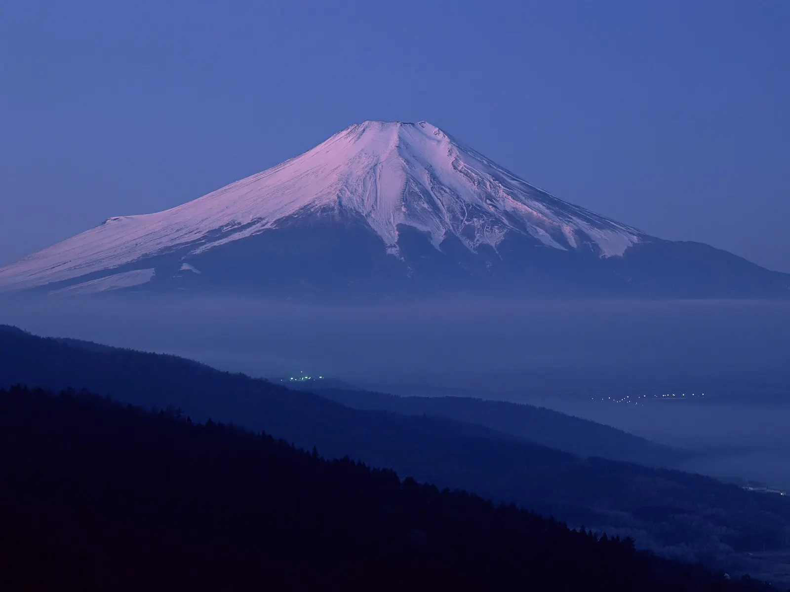 日本樱岛火山喷发，会引爆富士山吗？专家：富士山随时都可能喷发