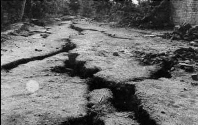 1976年唐山大地震老照片：23秒的时间，24万多人死亡，太惨烈了