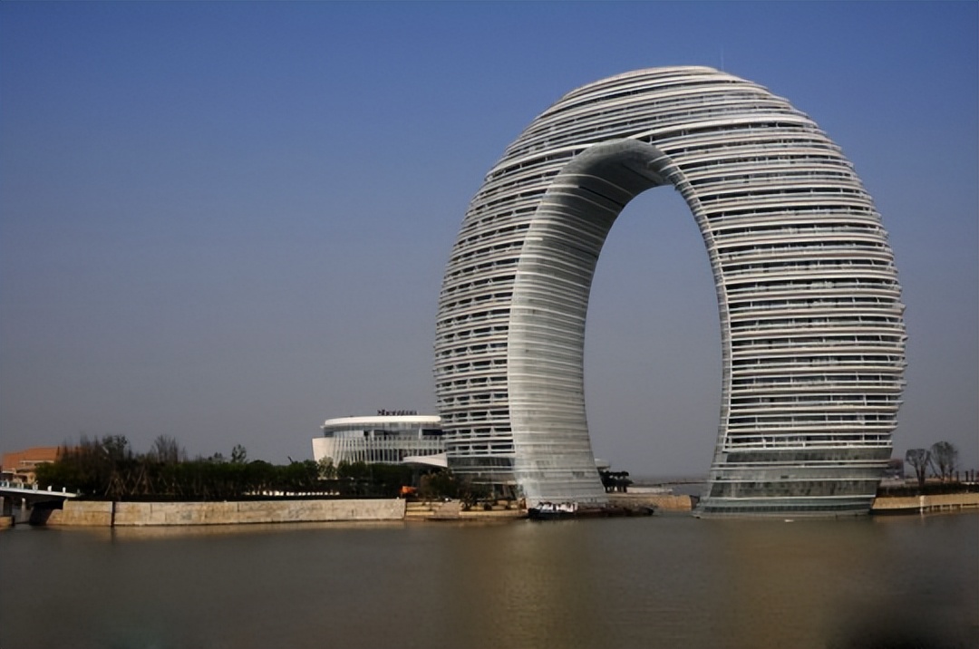 浙江“马桶盖”酒店，建在太湖边上，是最具观赏性的建筑之一