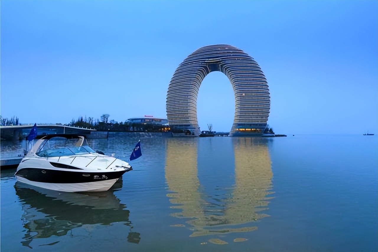 浙江“马桶盖”酒店，建在太湖边上，是最具观赏性的建筑之一