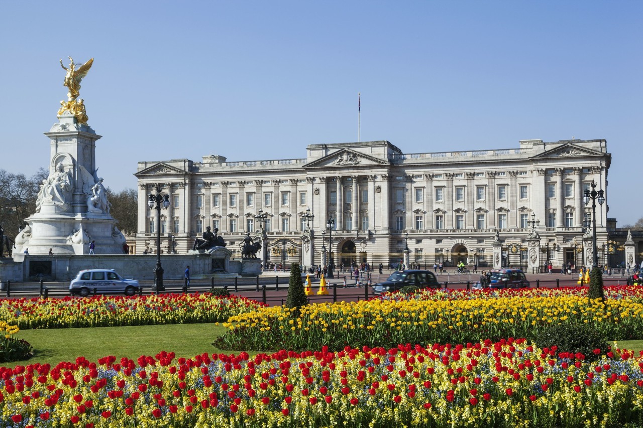 白金汉宫是英国的王宫，位于伦敦詹姆士公园的西边
