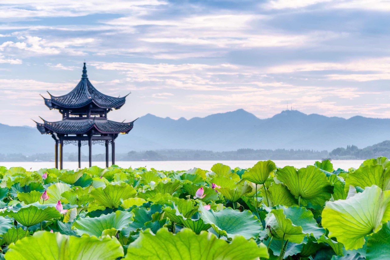 西湖位于浙江省杭州市西湖区，西湖南、西、北三面环山