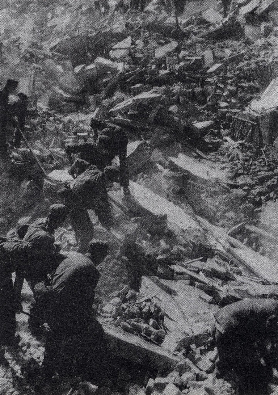 1976年唐山大地震老照片：23秒的时间，24万多人死亡，太惨烈了