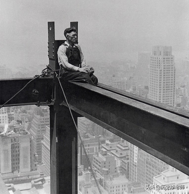 1929年帝国大厦施工现场：工人高空无防护作业，每一幕都胆战心惊