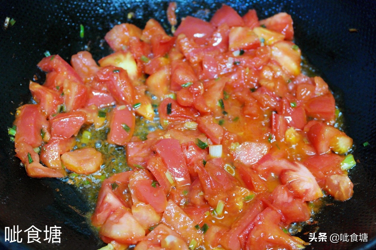金针菇炒番茄好吃不怕胖，十分钟炒一盘，下饭解馋，我家常做