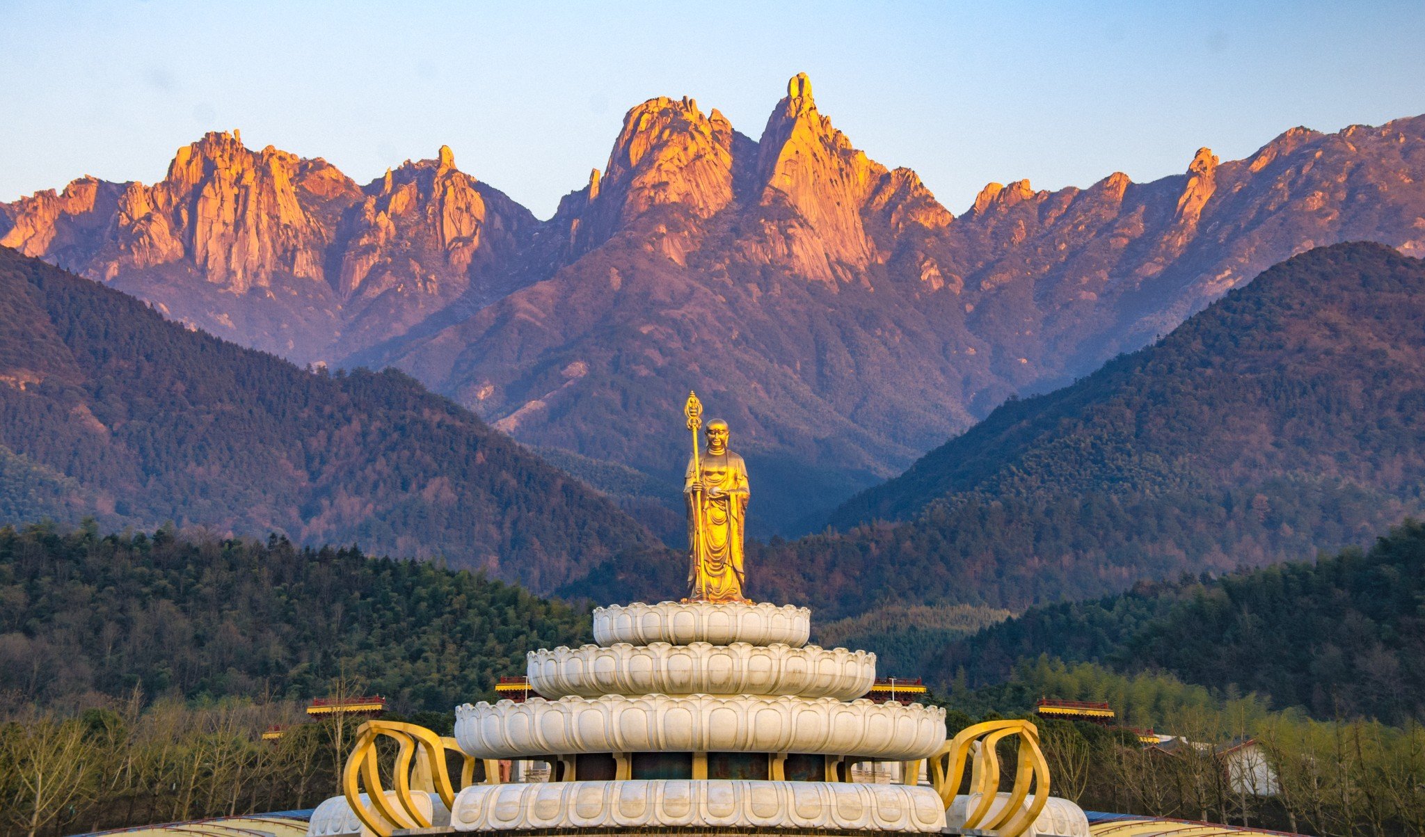 安徽九华山最著名的寺庙，位于海拔1306米的山顶，香火非常旺盛