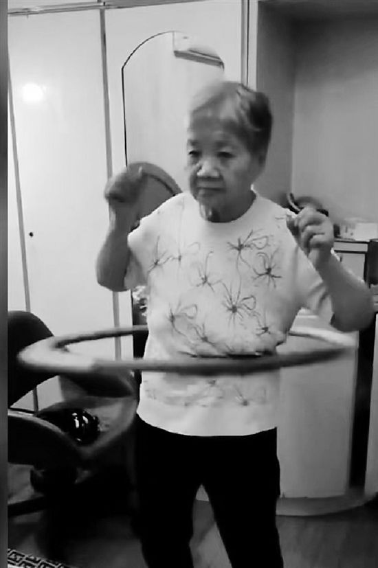 88岁奶奶爱玩呼啦圈：最多能转70分钟 肚子小了很多