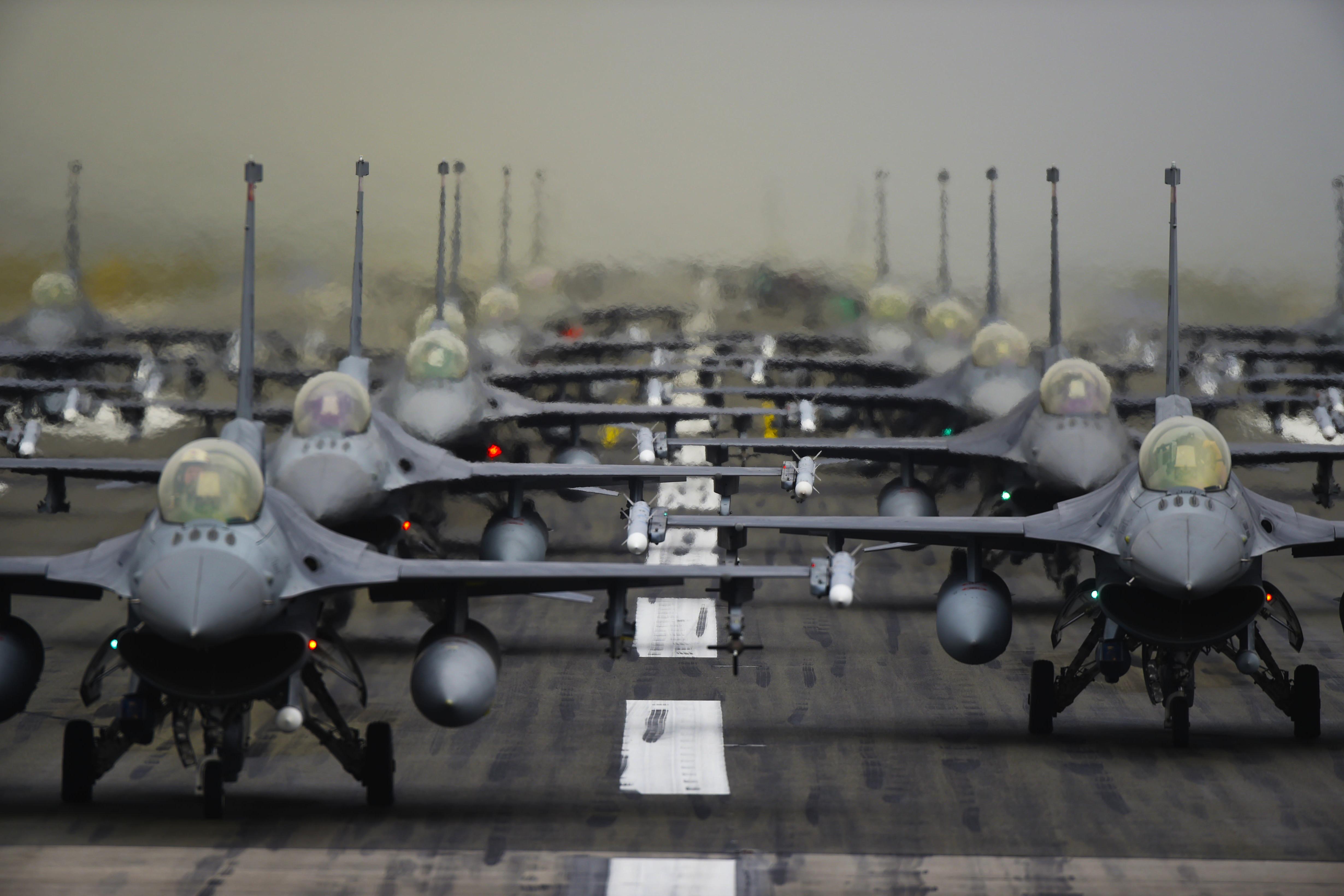 美媒：中国空军战斗机总数超越美国空军，现代化战机规模全球第一