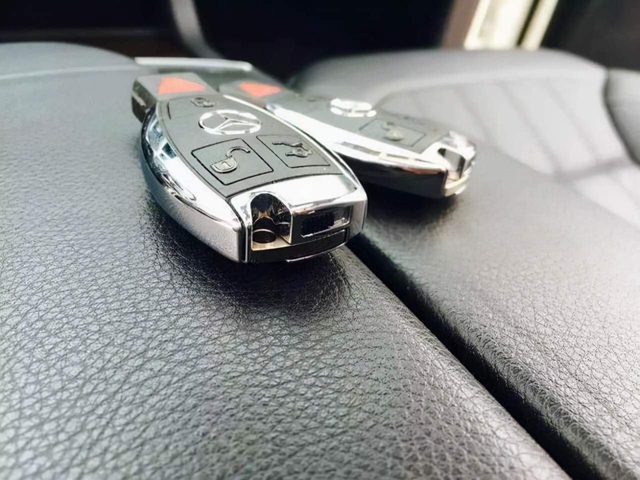 奔驰汽车钥匙，使用什么型号的电池