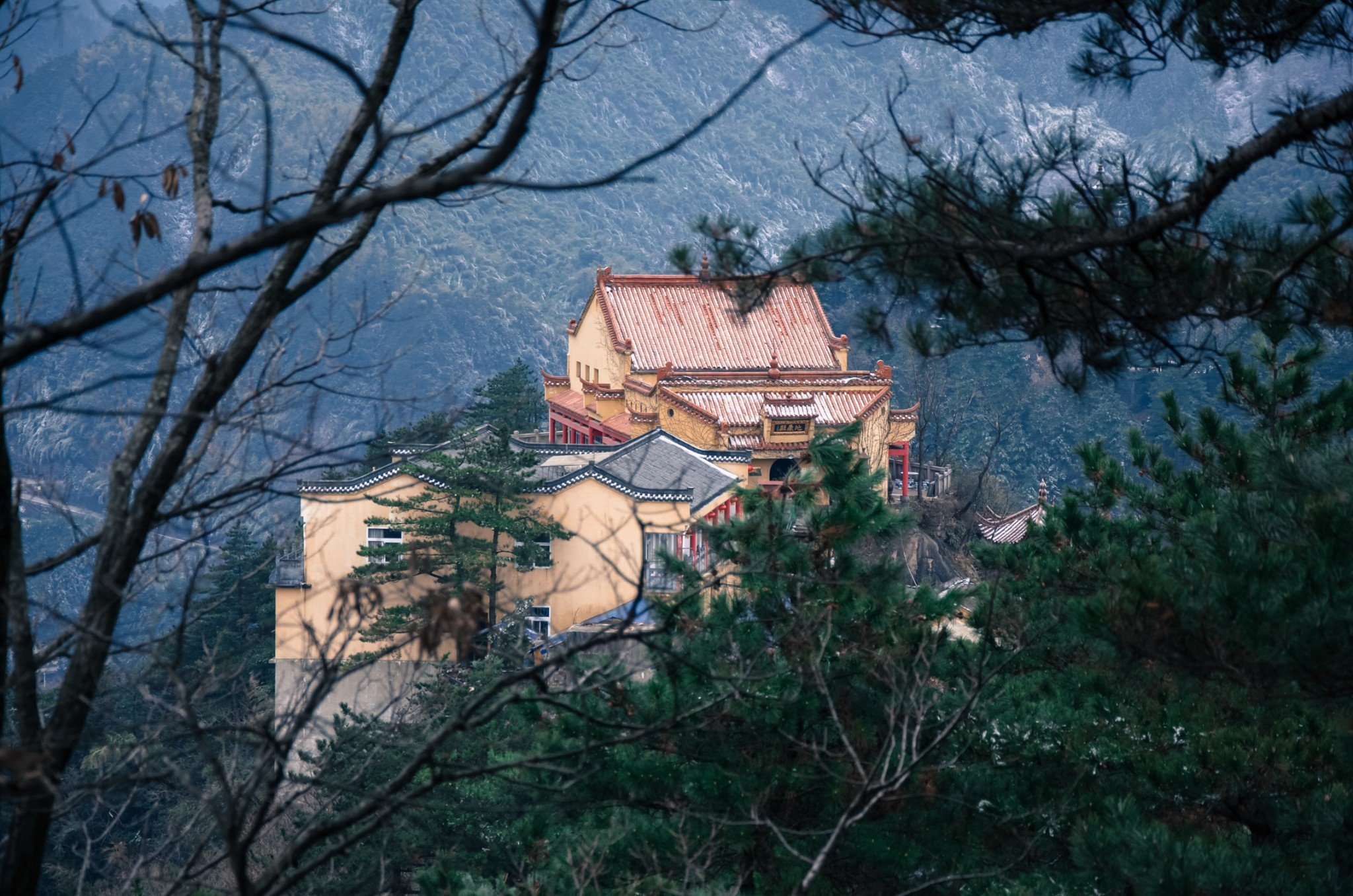 安徽九华山最著名的寺庙，位于海拔1306米的山顶，香火非常旺盛