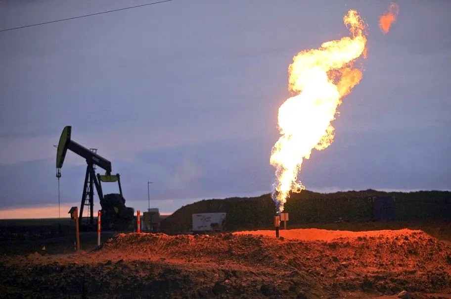 油田里为什么总有一根管道在喷火，日夜不息，不怕引起危险吗？
