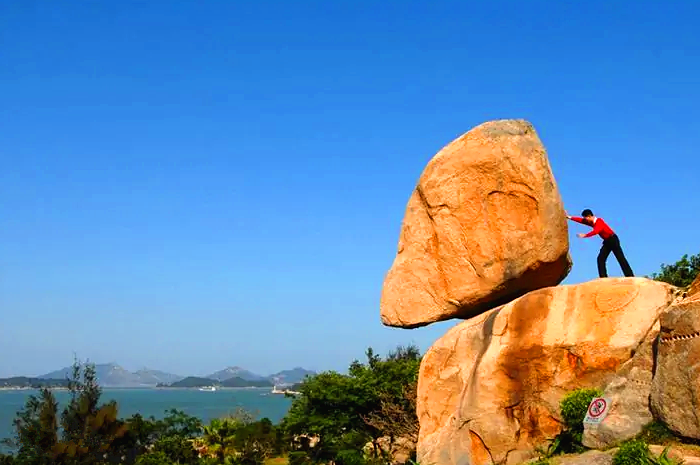 200吨重的巨石被大风吹得不断摇动，谁能给个说法？