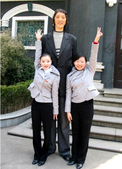 亚洲第一巨人张欢，身高2.38米(但只排在中国高人榜第3位)