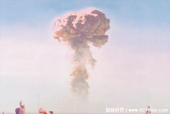 中国第一颗原子爆炸时间成功是哪一年，1964年(在新疆罗布泊)
