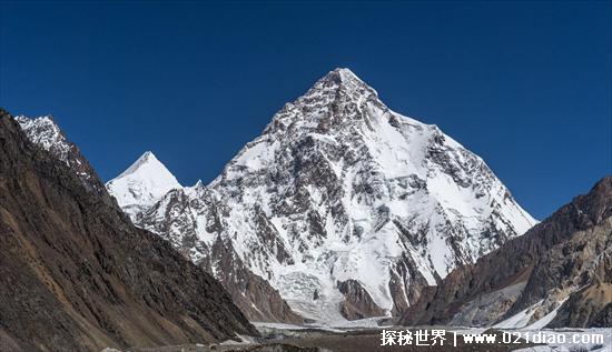 世界上最高的山峰，珠穆朗玛峰相当于3000层楼高