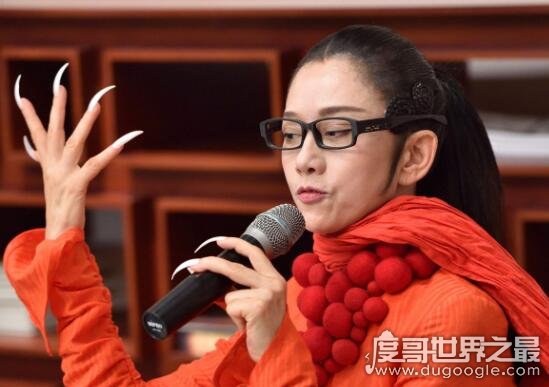 中国手指甲最长的人，杨丽萍坚持40年留5厘米的受指甲