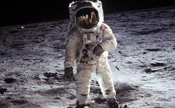 第一个登上月球的人是谁，美国宇航员阿姆斯特朗(疑似骗局)