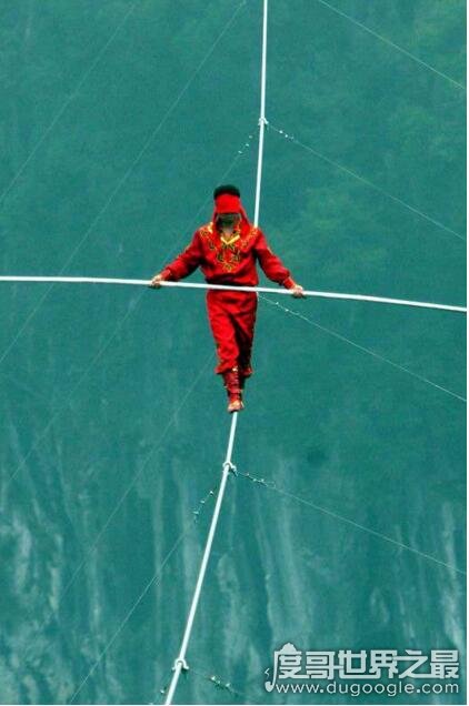 中国高空走钢丝第一人，阿迪力·吾休尔(创5项世界纪录)