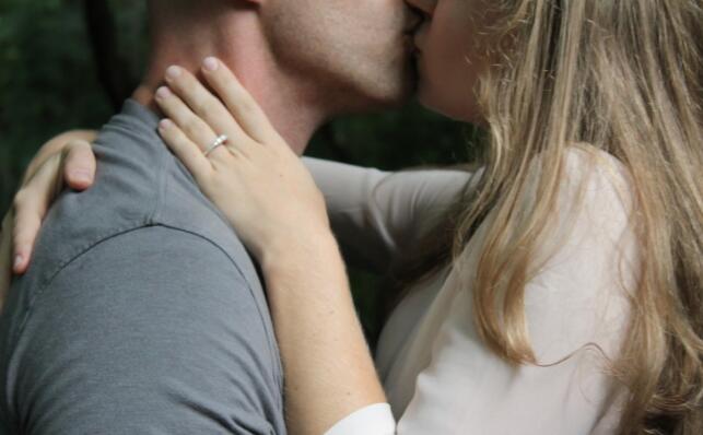 为什么男生接吻时候手不老实，五大原因告诉你这其中的真相