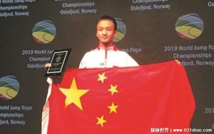 跳绳最快最多的人,岑小林创下了吉尼斯跳绳世界纪录(1分钟332个)