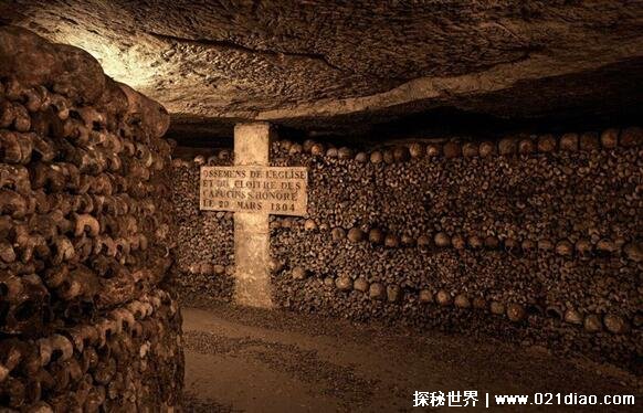 巴黎地下墓场尸洞效应，并不是尸气腐蚀的洞(原先是地下采石场)