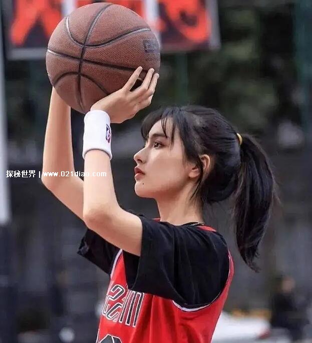 打篮球的女生有多帅，身材高挑气质出众(附女生打篮球图片视频)