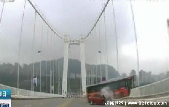 重庆公交车坠江事件，乘客司机发生争吵导致(全车15人无一生还)