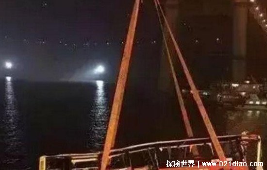 重庆公交车坠江事件，乘客司机发生争吵导致(全车15人无一生还)