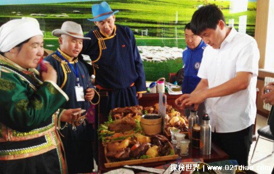 那达慕大会是哪个民族的节日风俗，蒙古族(农历六月初四开始)