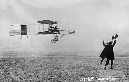 世界上第一架飞机是谁发明的，哪个国家什么时候(美国莱特兄弟)