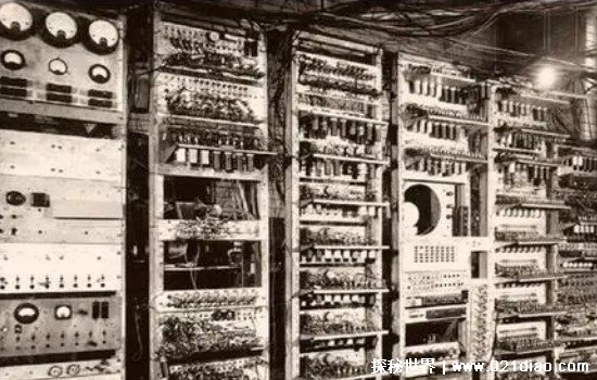 第一台电子计算机发明于哪一年代，1946年(美国发明的ENIAC)