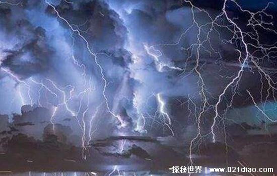 为什么会打雷闪电原理，科学解释正负极的云碰撞在了一起